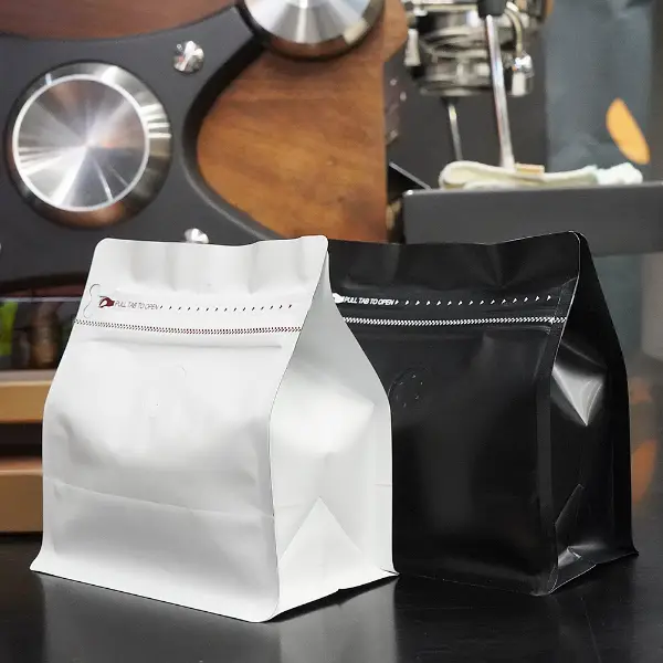 150Gの横型ストックコーヒーバッグは白と黒のプラスチック素材で作られています