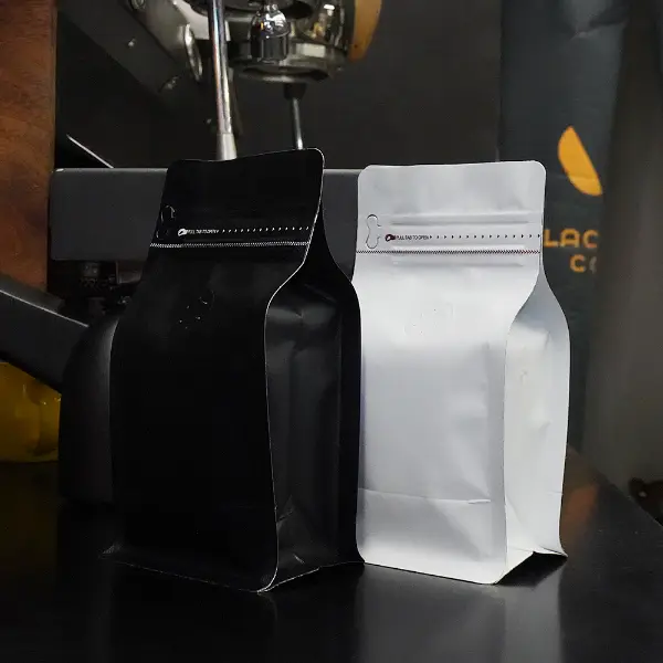 黒と白の150gストックコーヒーバッグ(再封ジッパー付き)