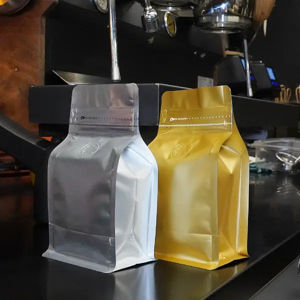 150カフェの環境で展示されているフラットボトムデザインのGストックコーヒーバッグ