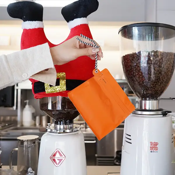 コーヒーショップで150gのストックコーヒーバッグをランヤードで手持ちに持っています