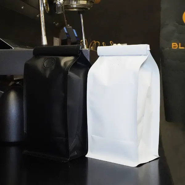 コーヒー包装用の黒と白の250gストックバッグにティンタイ付き