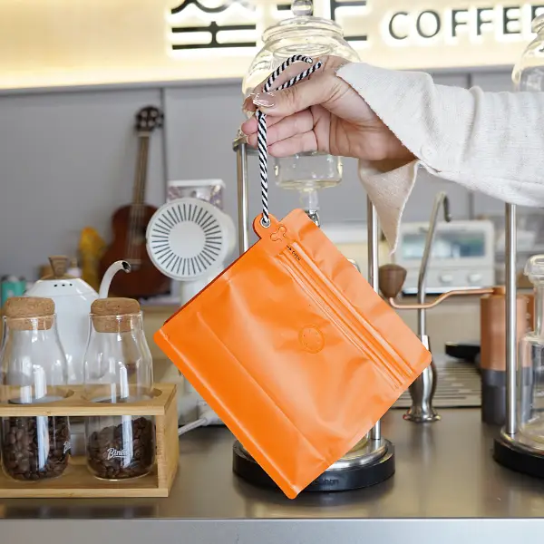 コーヒー作業スペースで500gのストックコーヒーバッグをランヤード付きで手持ちで