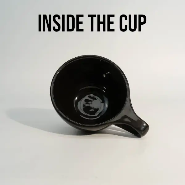 丸い平らな縁の陶器コーヒーマグの内部写真