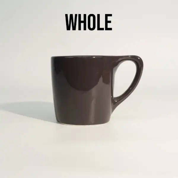 白い背景に取っ手付きの黒光沢陶器コーヒーマグ