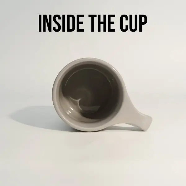 フラットマウスセラミックコーヒーマグの底部ディテール