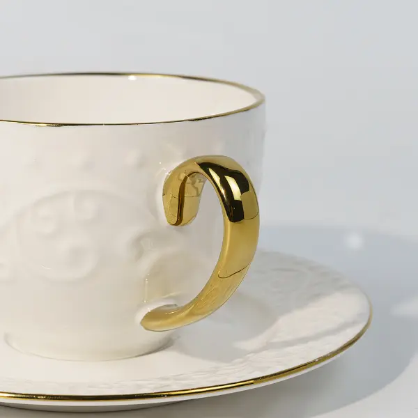 カスタムエンボス加工の陶器マグカップの金色のハンドルディテール