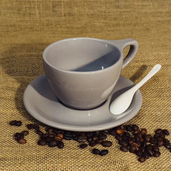 カスタムの丸いグレーのフラットリムセラミックコーヒーカップ、滑らかな釉薬付き