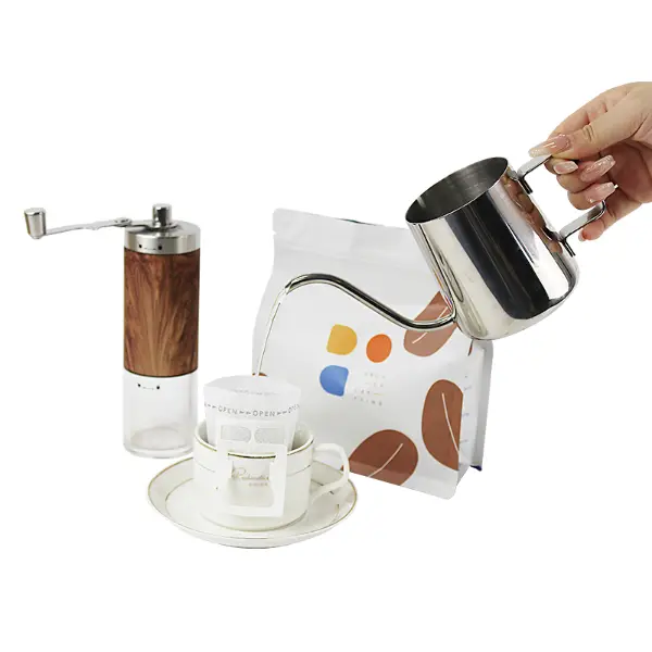 ブランドのドリップコーヒーの紙箱の隣に淹れたドリップコーヒー