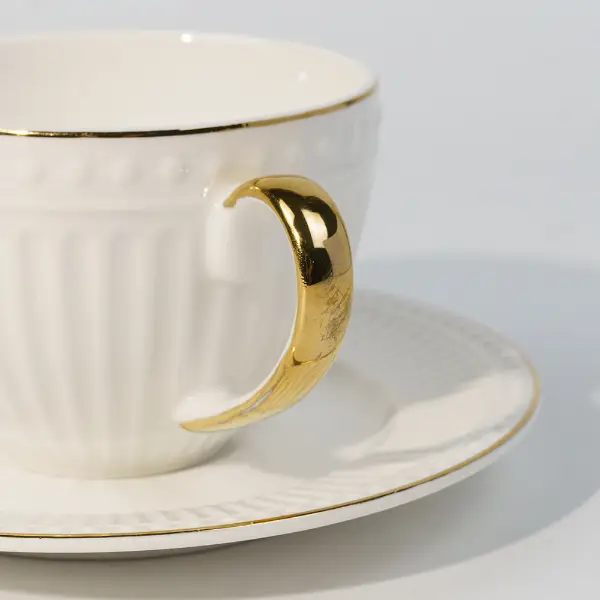 カスタムセラミックコーヒーマグにエンボス加工されたフルート状のテクスチャー