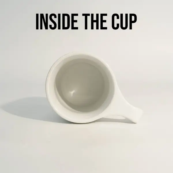 安定したセラミックベースを持つフラットマウスセラミックコーヒーマグの下部図