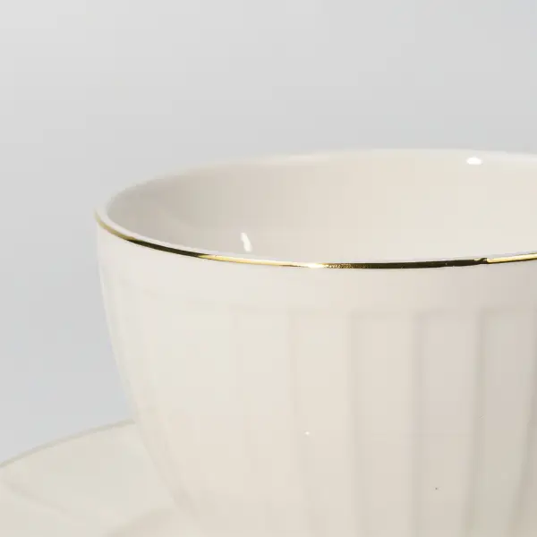 カスタムエンボス加工のセラミックコーヒーマグに金色の縁装飾が施されています