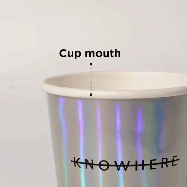 光沢のある虹色効果を持つカスタムホログラフィック紙コップの正面図