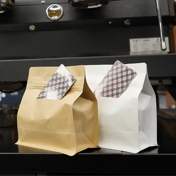 カフェの環境で展示されたカードスリット付きの横置きコーヒーバッグ