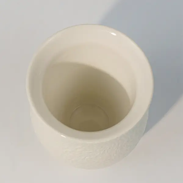 不規則な霜状の陶器カップの粗い表面