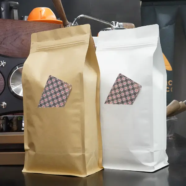 クラフト紙製のコーヒーバッグで、カードスリット窓付きで、250g、500g、1kgサイズで
