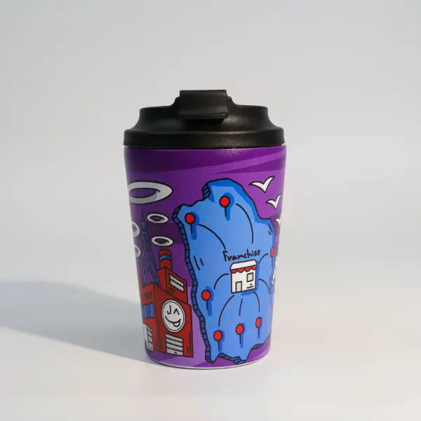 マット仕上げのUVコーティングバキュームカップと細部まで描かれたアートワーク