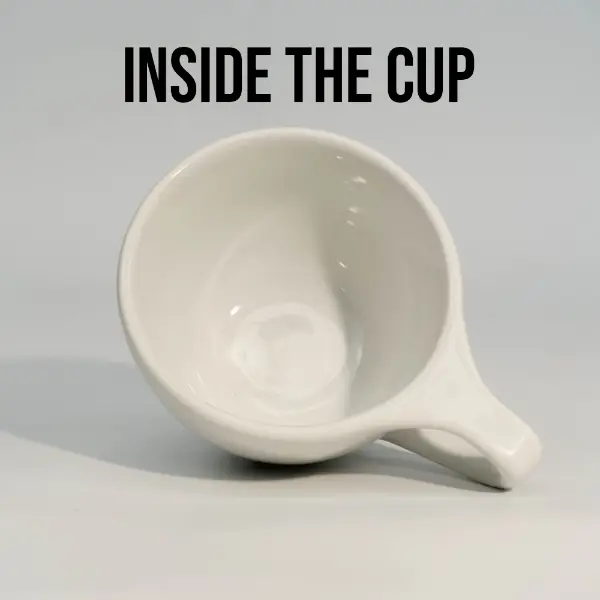 白いフラットトップのセラミックコーヒーマグの内部図