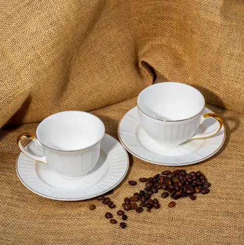 熱いコーヒー用の陶器カップ