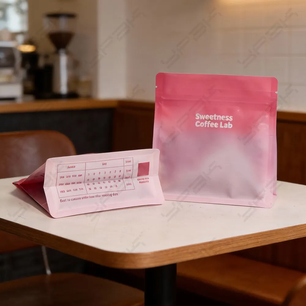 Sacco di chicchi di caffè largo e piatto